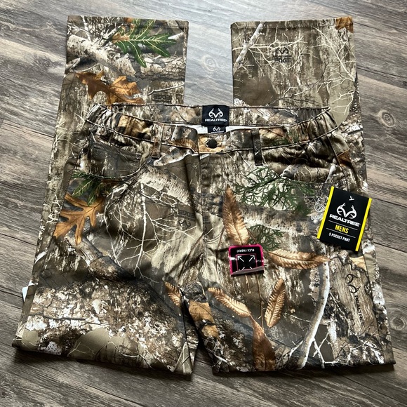 Realtree Other - NWT Realtree  size Medium ( 32-34 ) camo pants Flex Fabric for your comfort